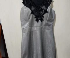 Vestido de Festa Tecido Brilhoso na Cor Prata - Ideal para Festas, Shows e Eventos