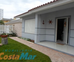 Casa entre centro e mar com piscina locação de verão