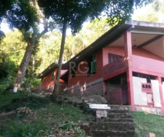 Sitio com 3 dormitórios, sendo 2 suítes, casa ampla, com linda vista para o Guaíba.Lugar c