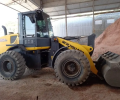 Pá carregadeira New Holland W 130 * 4 mil horas * 2020