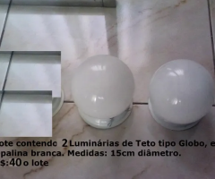 2 Luminárias de teto tipo globo em Opalina Branca