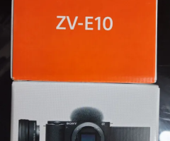 Câmera Sony ZV-E10 com lente do kit.