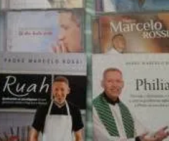 Por motivo de viagem, vendo kit do padre marcelo rossi com 4 cds e 4 livros" R$ 80,00