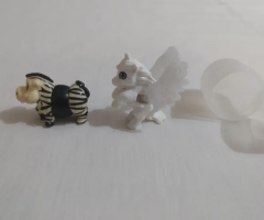 2 Figuras Colecionáveis Kinder ovo Magic Unicórnio e Zebra da coleção animais bola