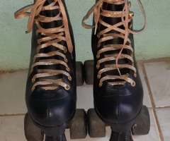 Patins Clássico 4 rodas preto e dourado