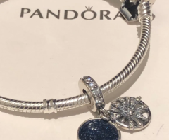 Pulseira Pandora com charm azul