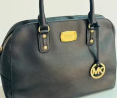 Bolsa Michael Kors, preta, bom estado, pouco uso, comprada nos Estados Unidos.