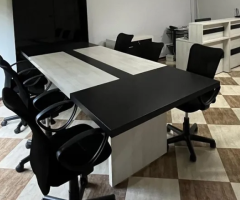 Mesa para escritório + 7 cadeiras + 1 painel preto